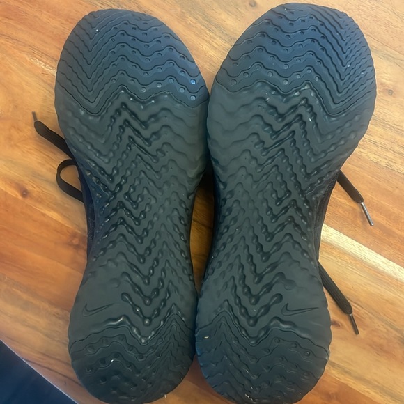 Women’s Nike black sneakers excellent condition size 9.5 epic react - Picture 9 of 10
